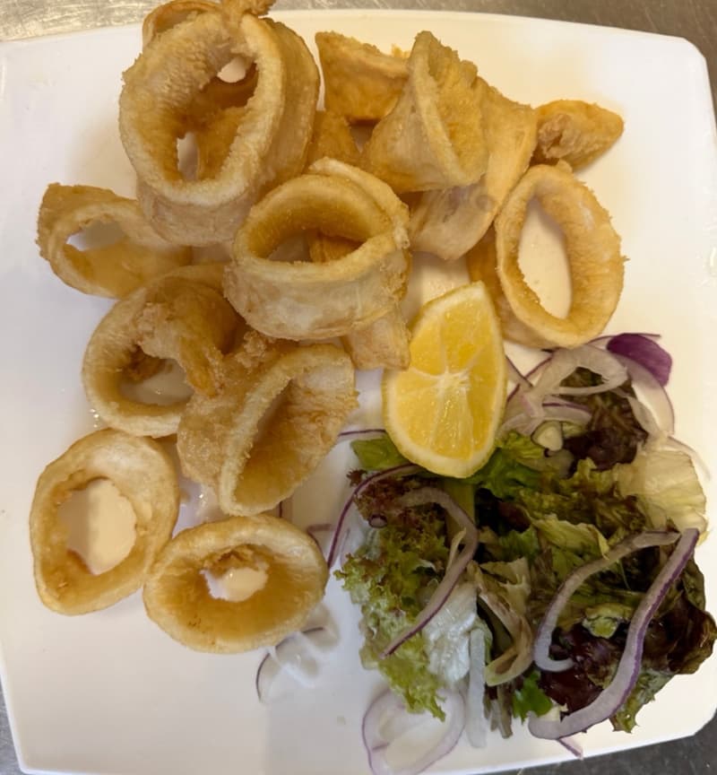 Frittierte Calamari mit Zitrone und gemischtem Salat