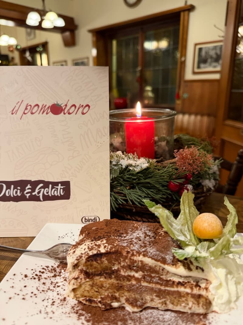 Tiramisù mit Kakao und Physalis vor der Dessertkarte